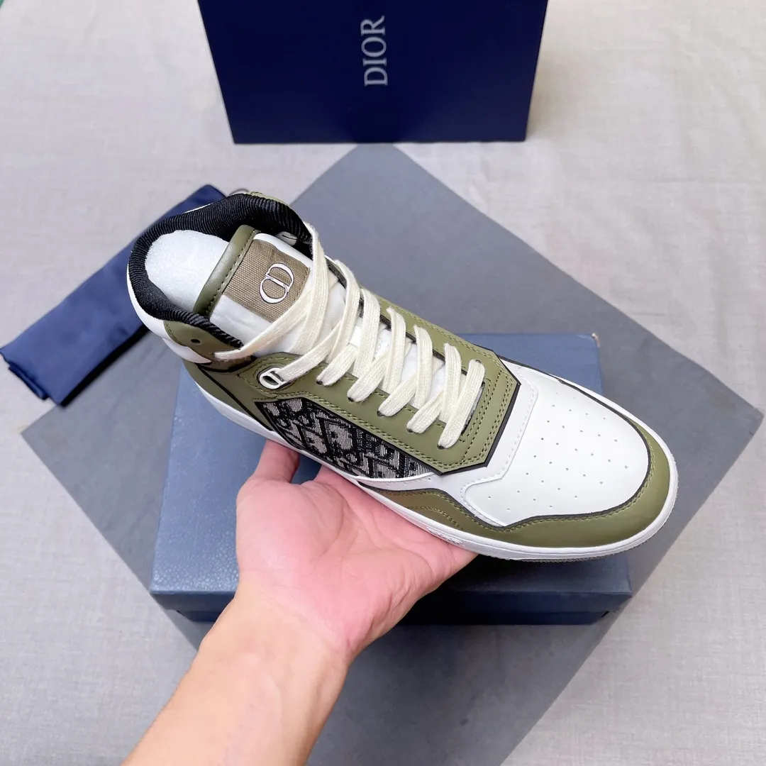 p440 "Dio*" mid-top B27 casual sneakers. This B27 high-top sneaker is a new product in the series and continues Di*r's classic style. Crafted from gray and white smooth calf leather with beige and black Oblique print panels on the sides. The "CD Icon" shaped shoelace eyelets are clever and delicate, and the two-color rubber sole, rear collar and heel are all equipped with the brand's iconic details to enhance the style. Oblique printed straps at the ankle allow for an adjustable fit to complement the overall design. Fashionable and versatile, it can complement any look. Create an exquisite design with unique dynamic vitality and modern atmosphere, presented in low-top and high-top styles. This new must-have shoe adds a new dimension to Dior's archive heritage, embodying modern elegance. Purchase the original version and make it 1:1. If you need top quality, please come to me! Male 38-44! No. 067